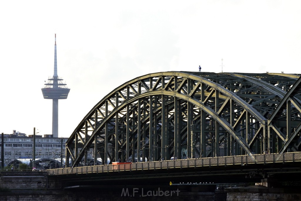 PSpringt kein Suizid Brueckenspringer Koeln Hohenzollernbruecke P168.JPG - Miklos Laubert